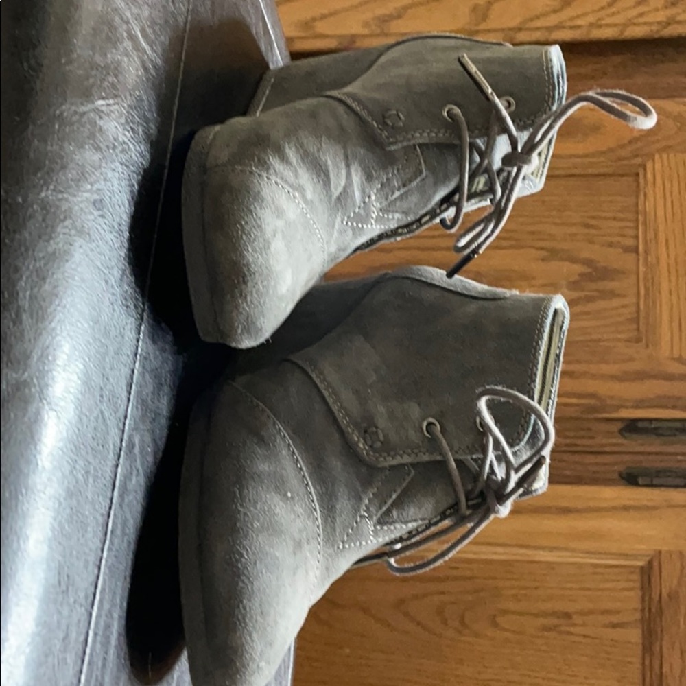 Tom’s grey suede wedges